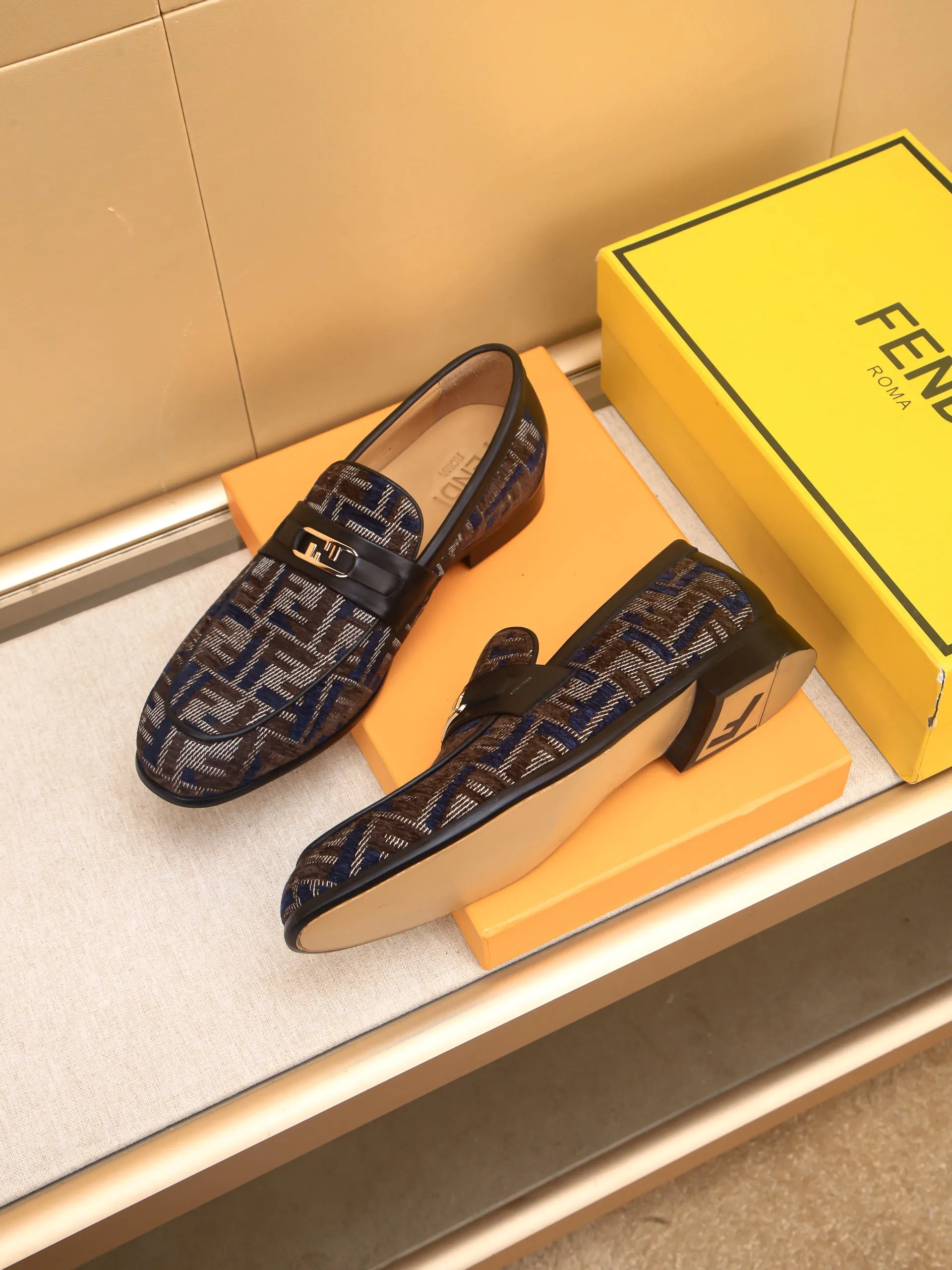 Men's shoes💰460 🕷🕷【FENDI】The latest men's formal leather shoes🇨🇳Classic series not to be missed💯The first layer is made of imported first-layer cowhide☘Original quality, the leather is smooth and delicate🎋Awesome version, perfect streamlined outline🍇🐮Leather lining, code number 39-44...(customized at 38.45.46.47)